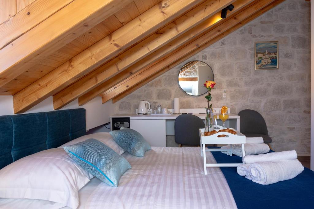 Luxury Rooms Rustic Chic photo 2