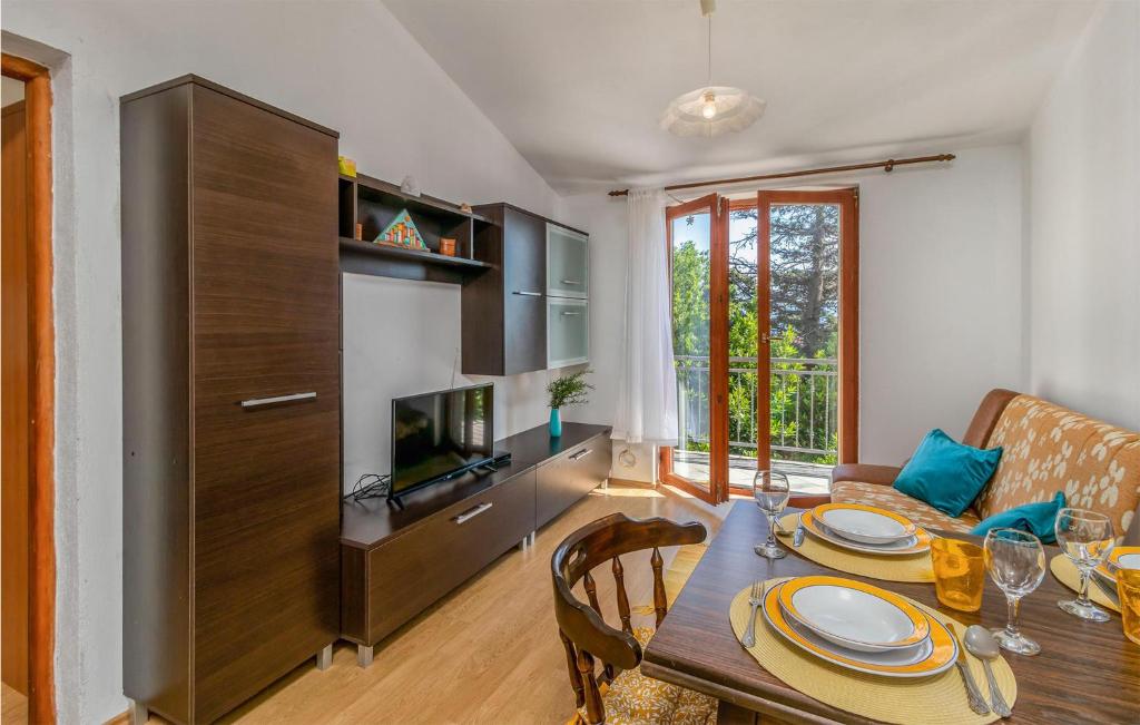 Beautiful Apartment In Novi Vinodolski photo 2