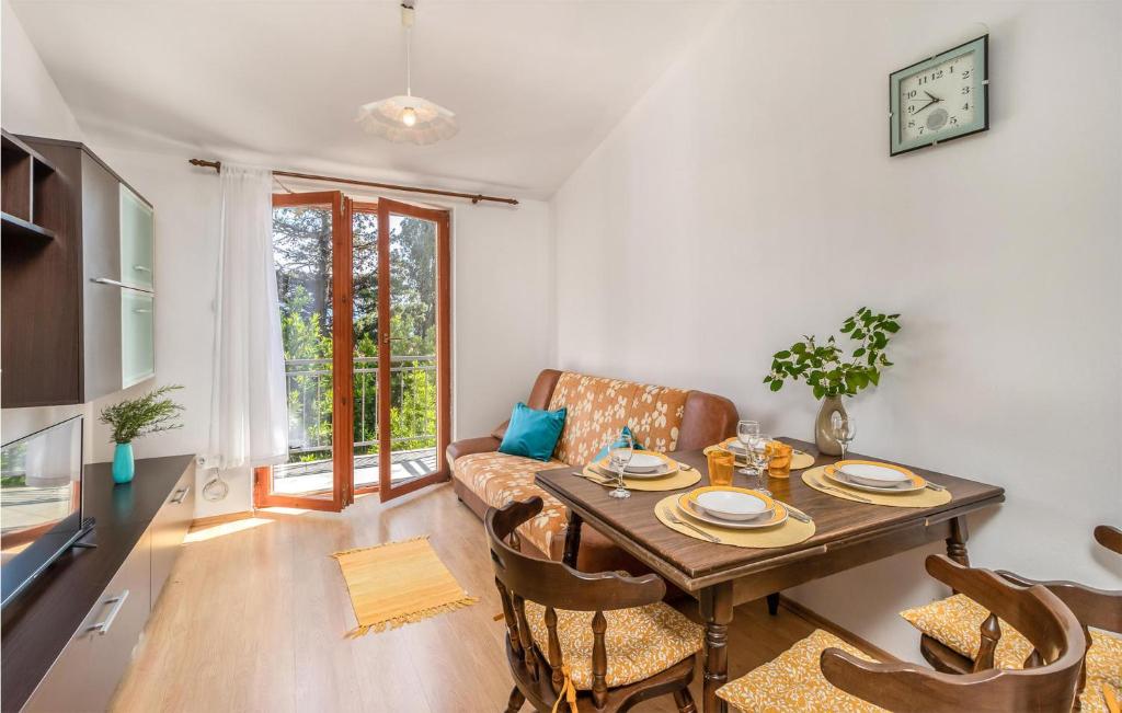 Beautiful Apartment In Novi Vinodolski photo 3