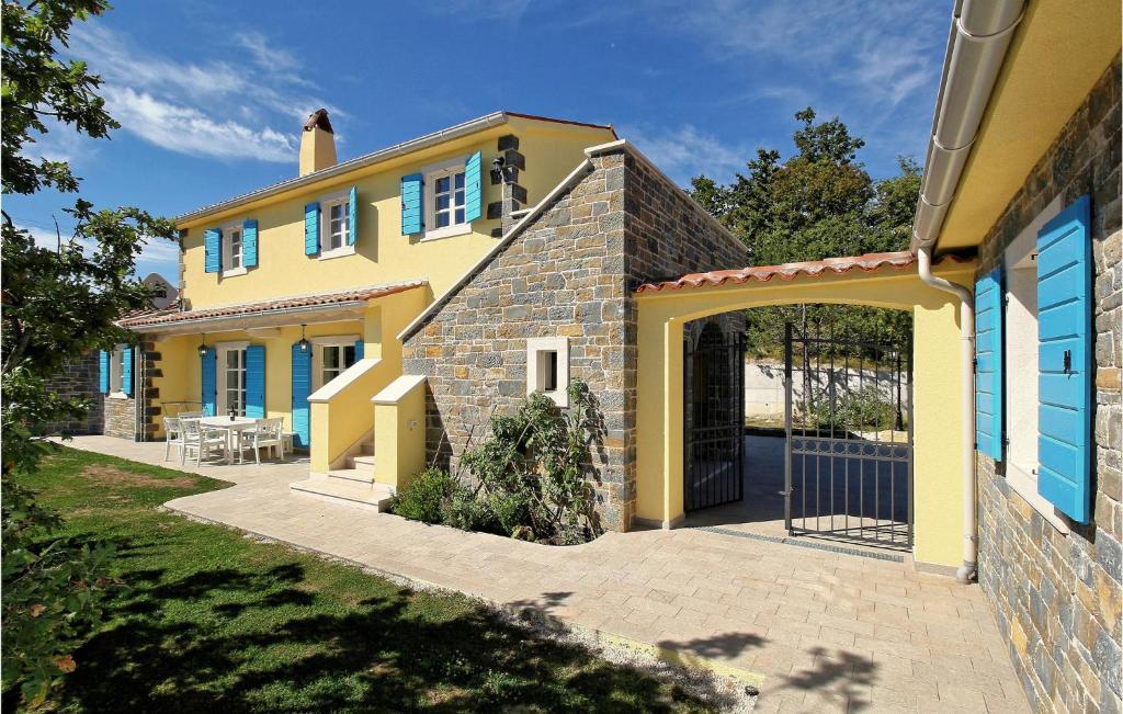 6 Bedroom Cozy Home In Pazin photo 2
