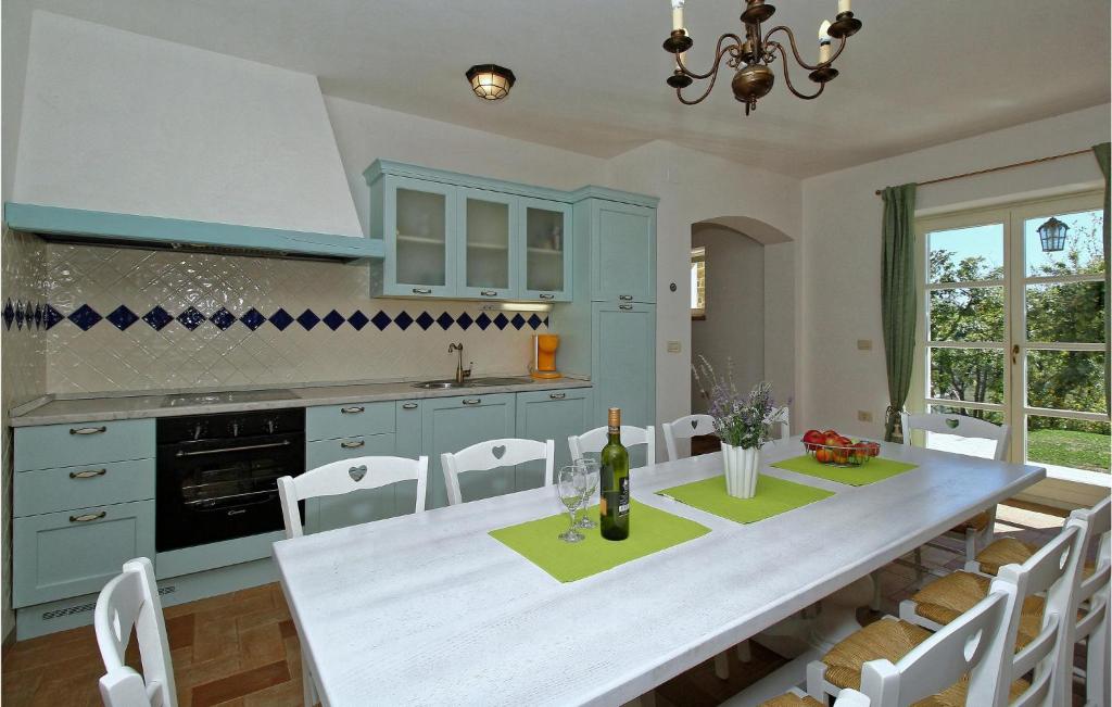 6 Bedroom Cozy Home In Pazin photo 3