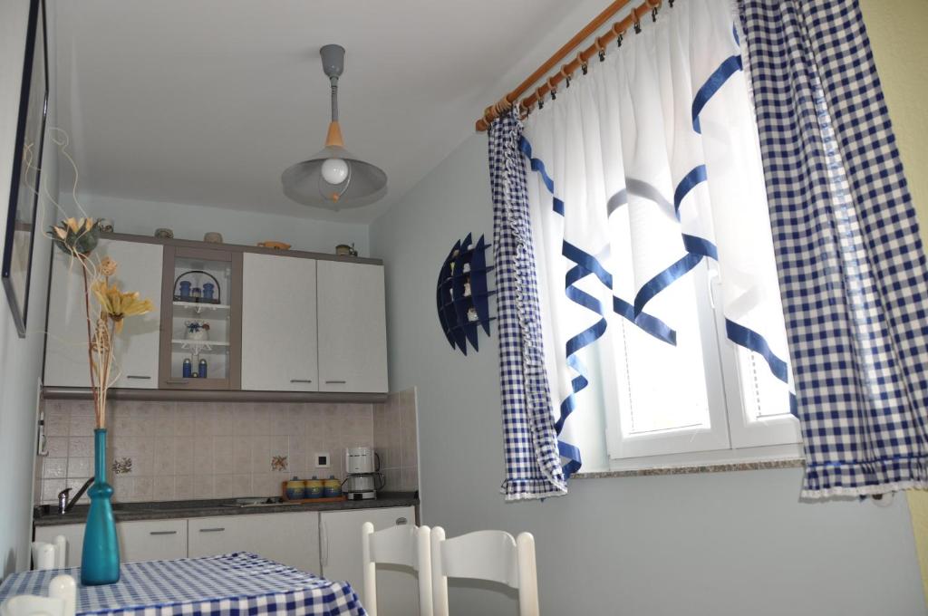 Apartments with a parking space Omisalj photo 3