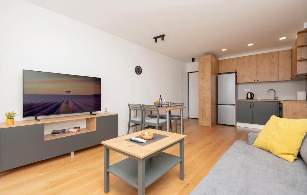 1 Bedroom Awesome Apartment In Makarska photo 3