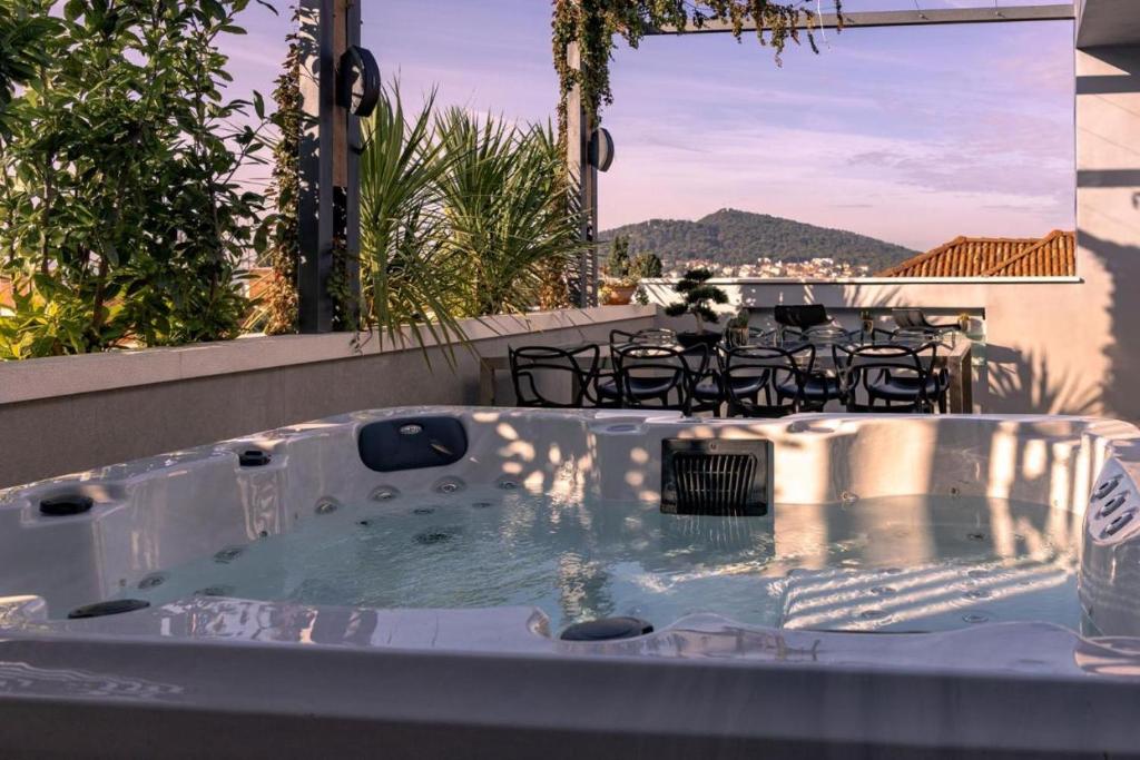 Roof 69 Luxury Penthouse — photo 1
