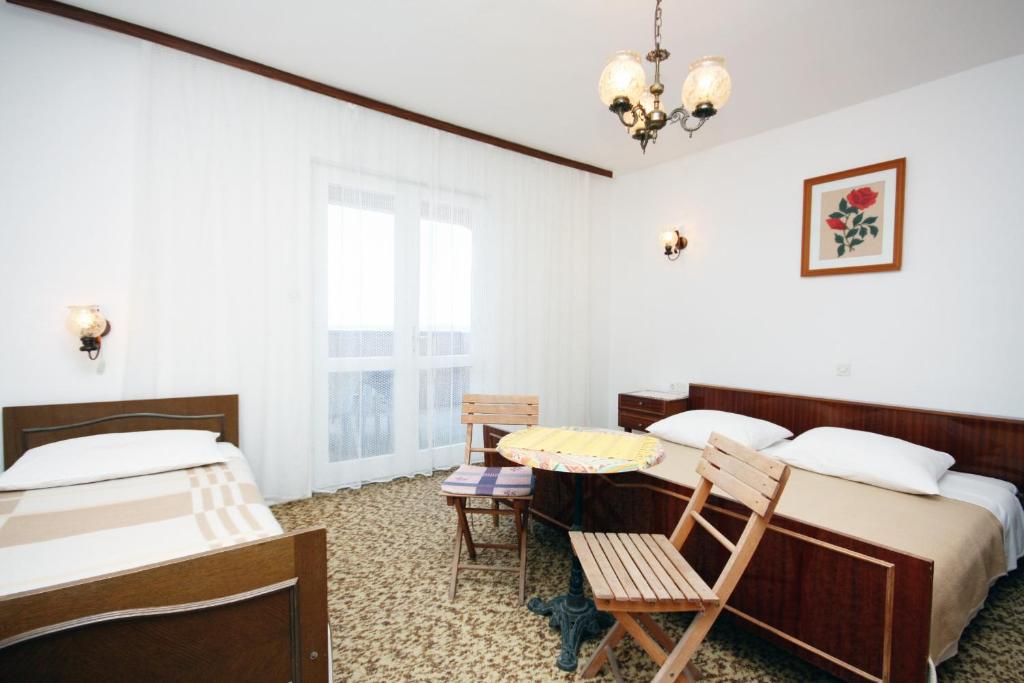 Apartments and rooms with parking space Barbat photo 2