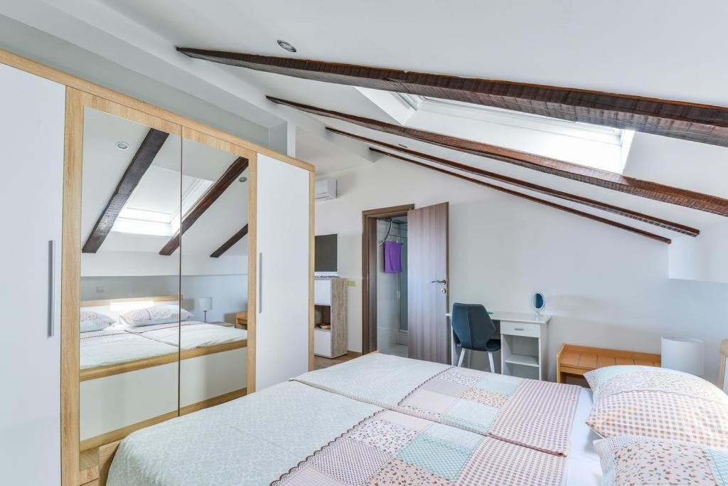 Studio apartment in Vir with balcony photo 2