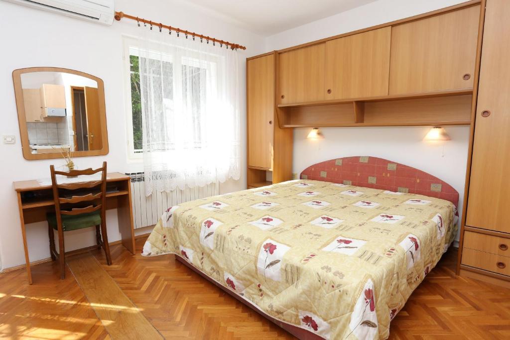 Apartments with parking space Trpanj photo 2