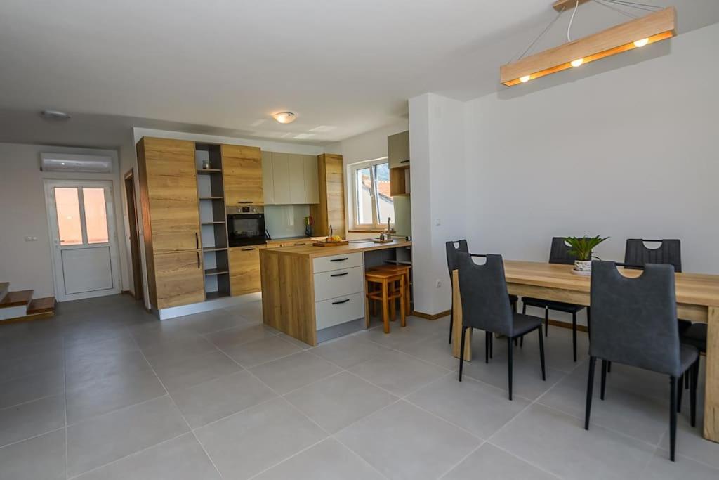 Stunning beachfront apartment with roof terrace photo 3