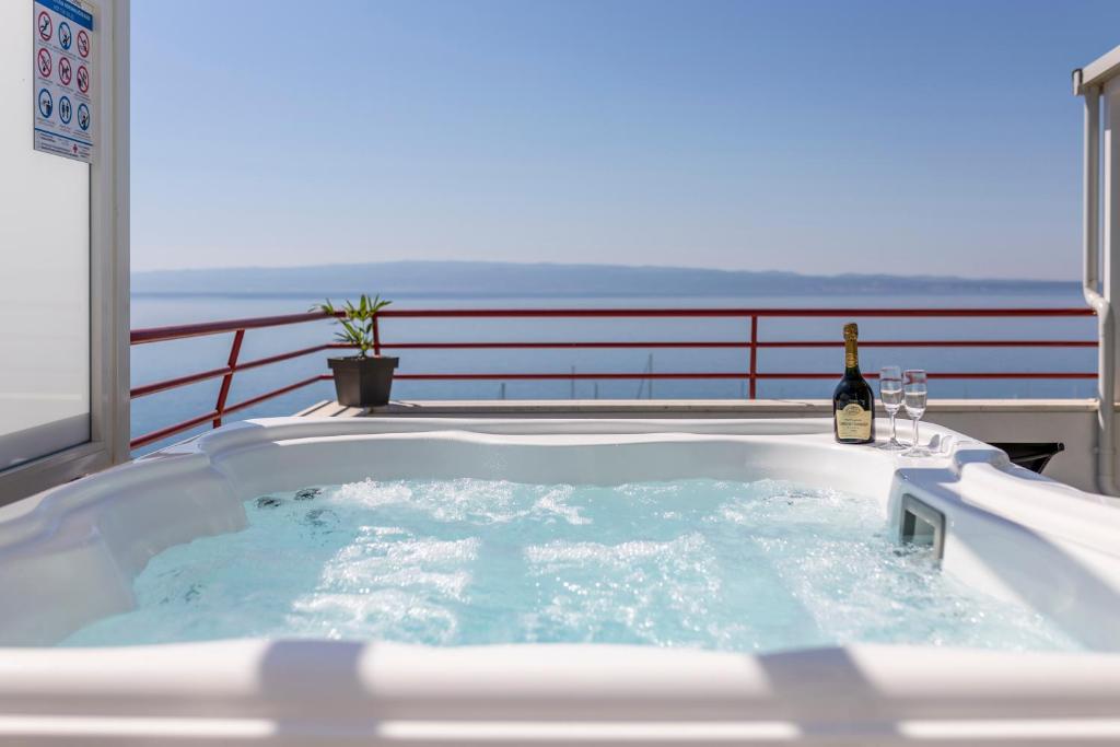 Seaside Penthouse with Hot Tub SKY LIVING — photo 1