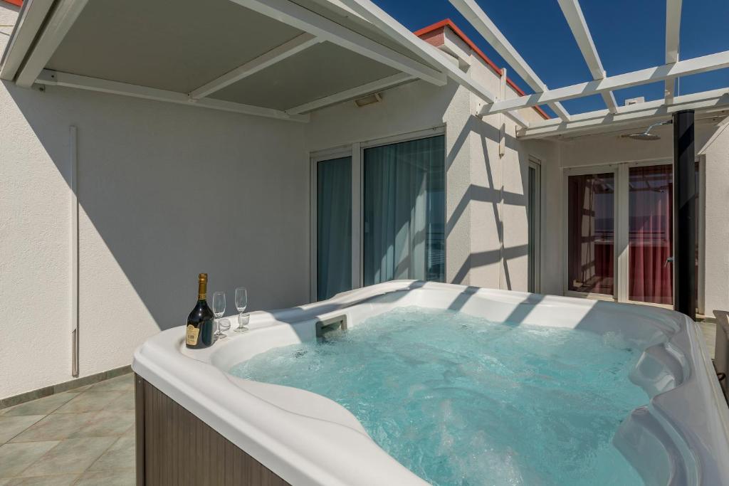 Seaside Penthouse with Hot Tub SKY LIVING photo 2