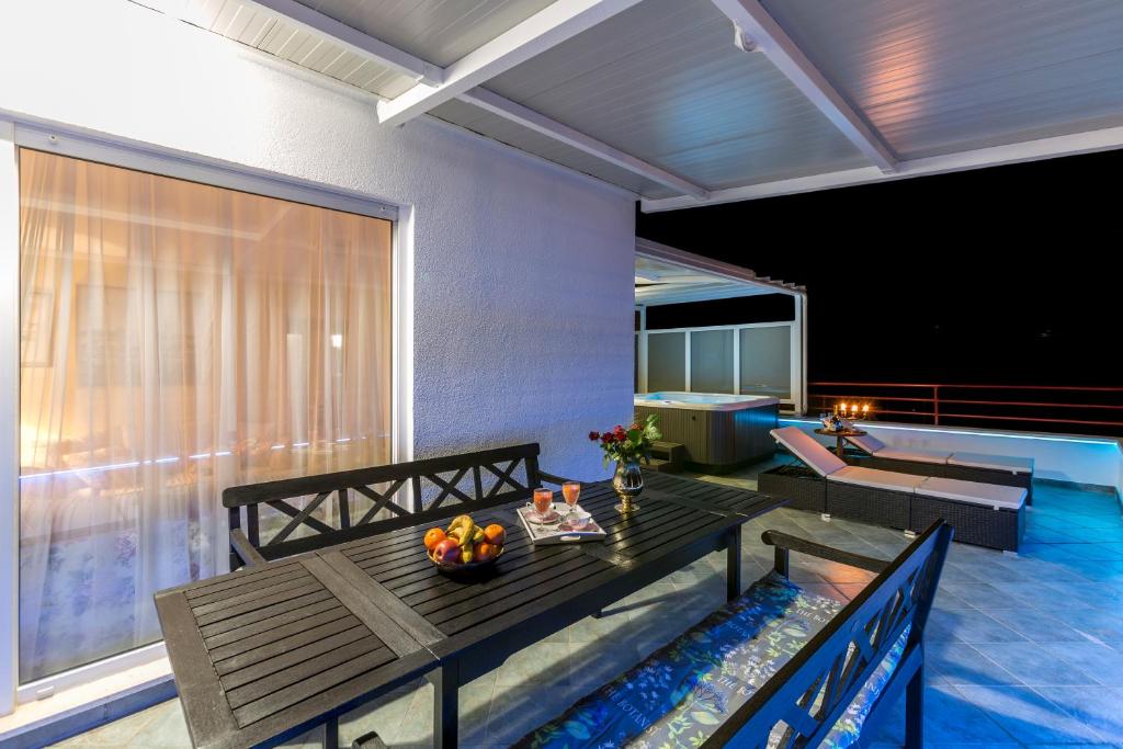 Seaside Penthouse with Hot Tub SKY LIVING photo 3