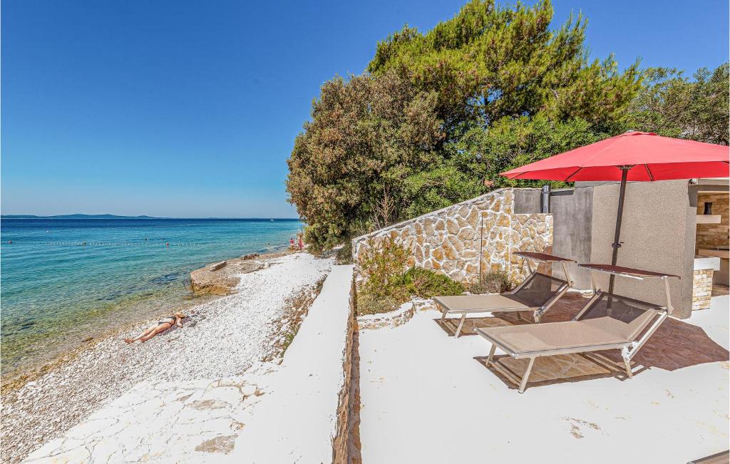 1 Bedroom Stunning Apartment In Petrcane — photo 1