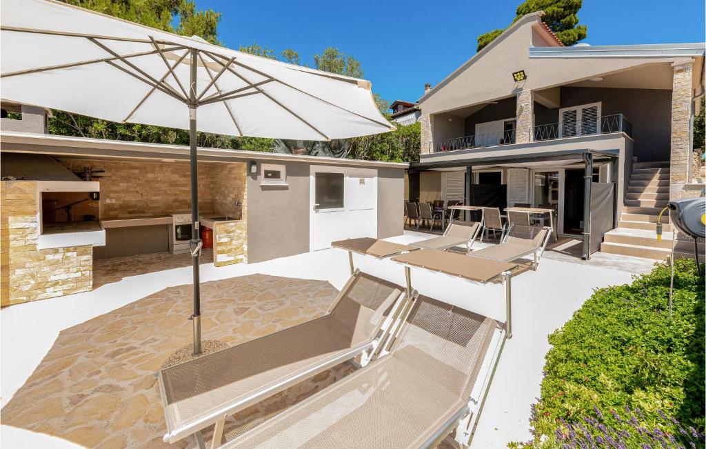 1 Bedroom Stunning Apartment In Petrcane photo 2