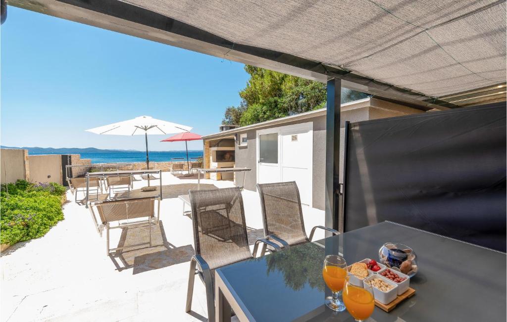 1 Bedroom Stunning Apartment In Petrcane photo 3
