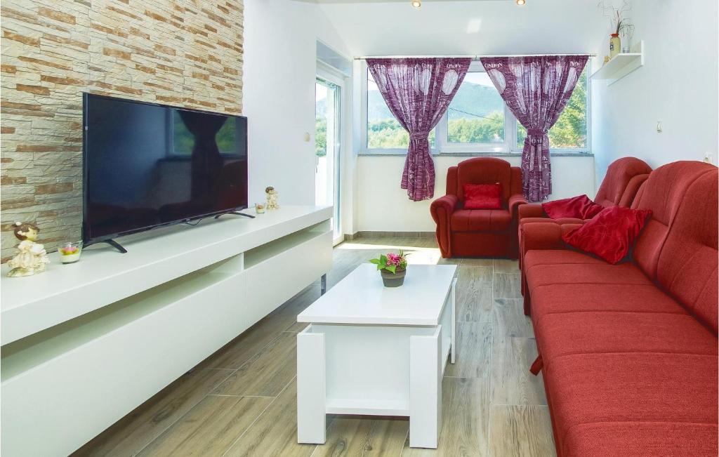 Three-Bedroom Apartment In Ostrvica photo 2