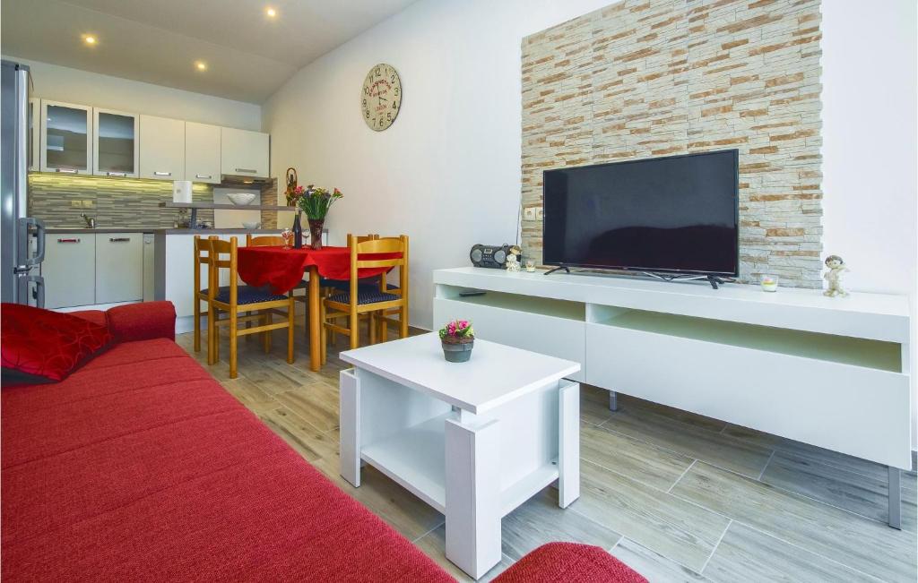 Three-Bedroom Apartment In Ostrvica photo 3