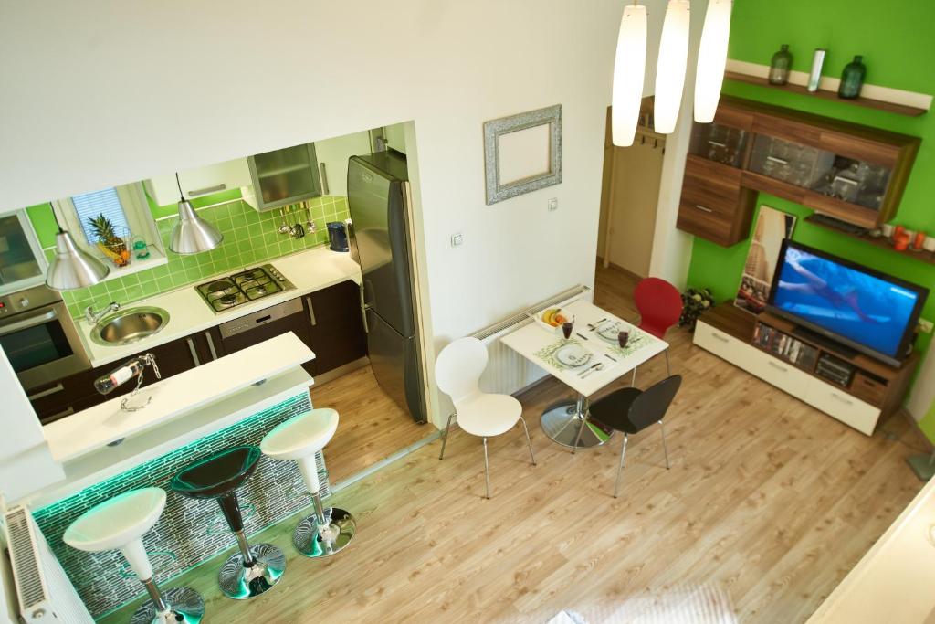 Studio Apartment Green Wall photo 3