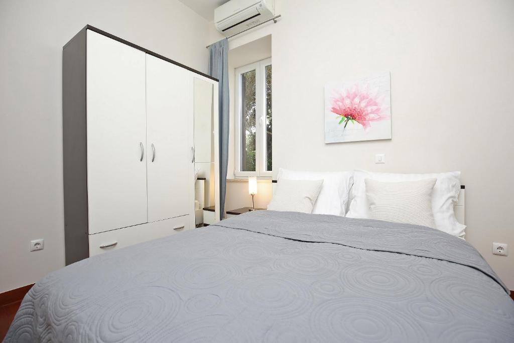 SeaFront Beach Apartment - DIRECTLY AT THE BEACH photo 2