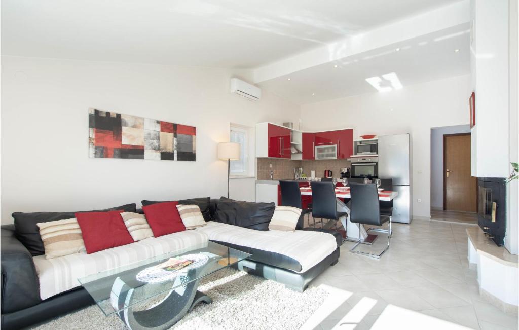 Three-Bedroom Apartment In Ostrvica photo 2