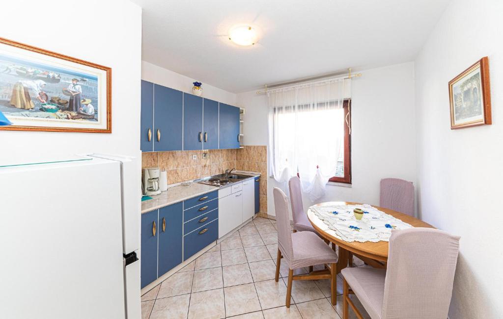 Two-Bedroom Apartment In Kastel Kambelovac — photo 1