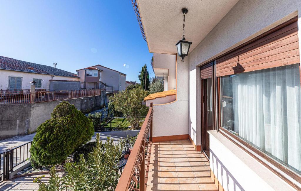 Two-Bedroom Apartment In Kastel Kambelovac photo 2