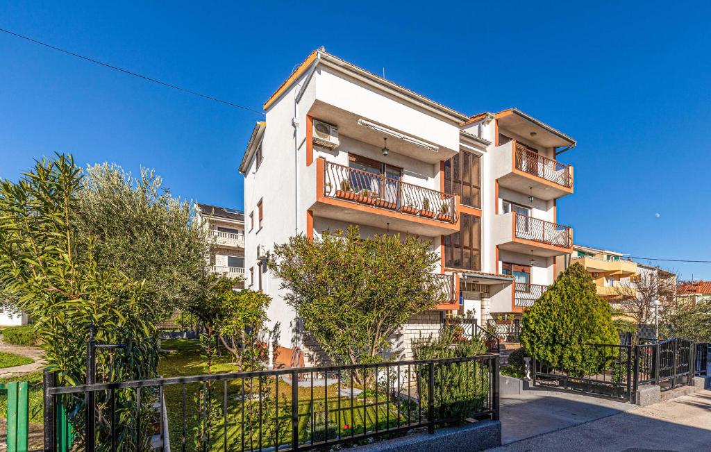 Two-Bedroom Apartment In Kastel Kambelovac photo 3