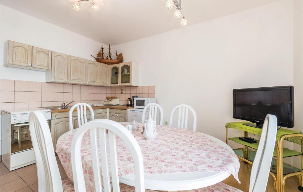 3 Bedroom Lovely Apartment In Senj photo 3