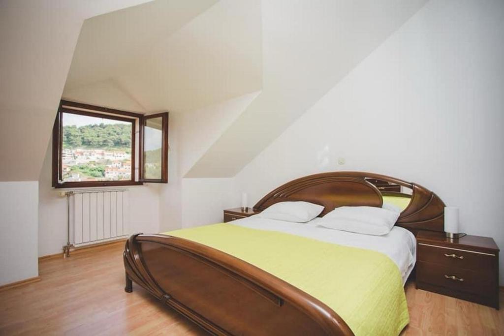 Apartments and rooms with a swimming pool Pucisca photo 2