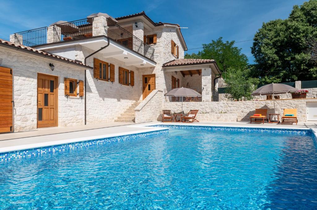 Stone house with pool and yard - Villa Histra — photo 1
