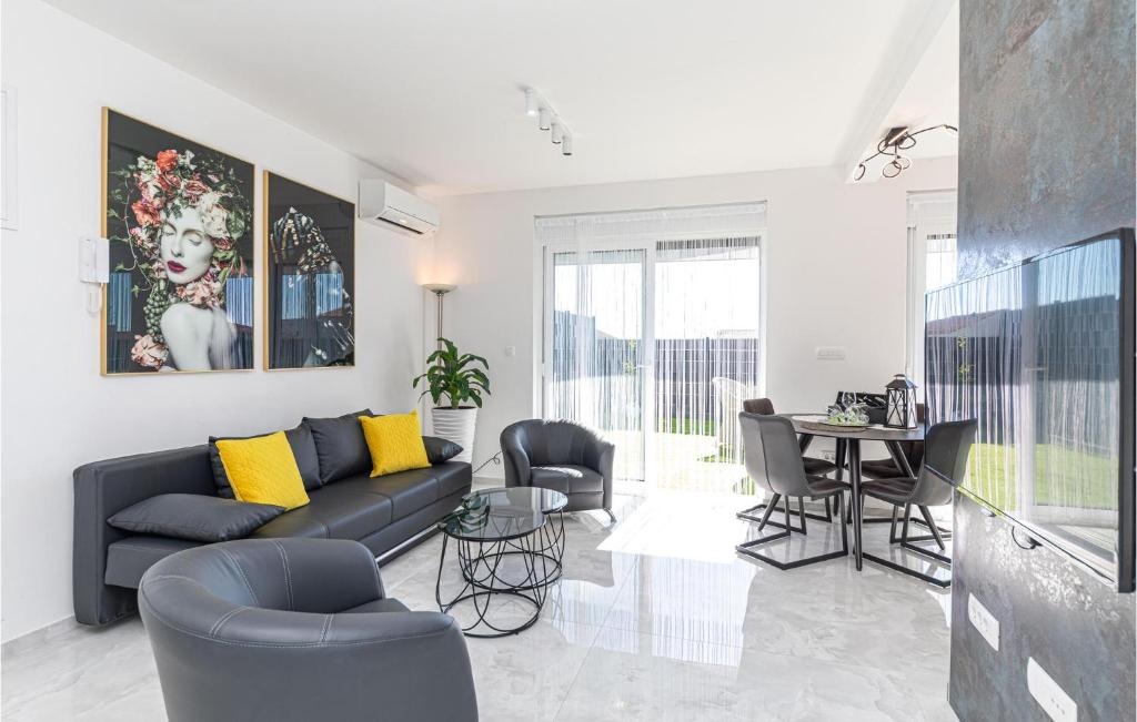 Awesome Apartment In Seget Donji photo 2