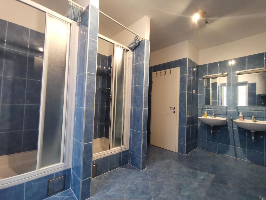 Spacious 140m2 Downtown 3 Bedroom Apartment photo 3