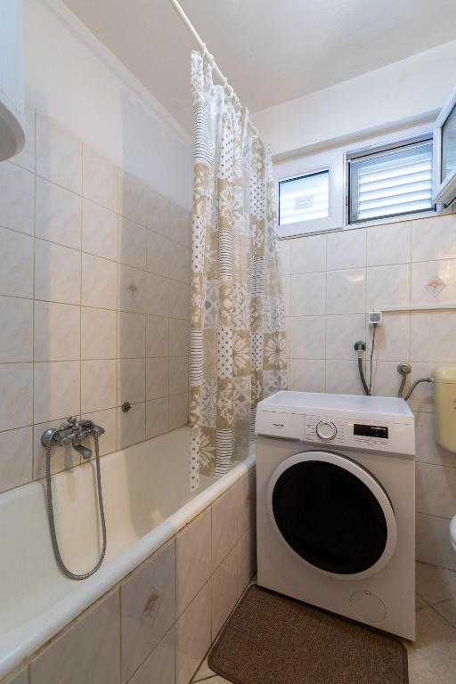 Apartments by the sea Cove Zarace - Gdinj photo 3