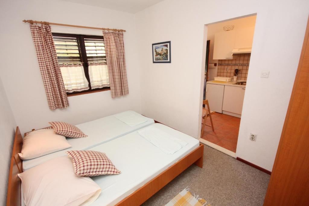 Family-friendly apartments with swimming pool Maslinica photo 2