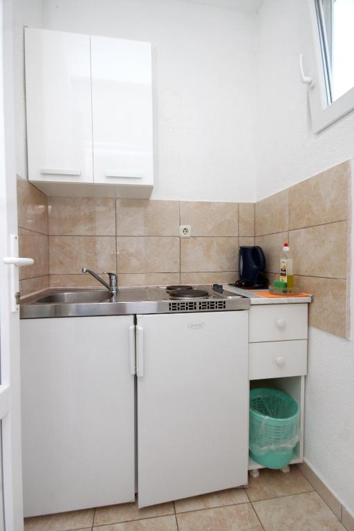 Apartments with parking space Podaca photo 3