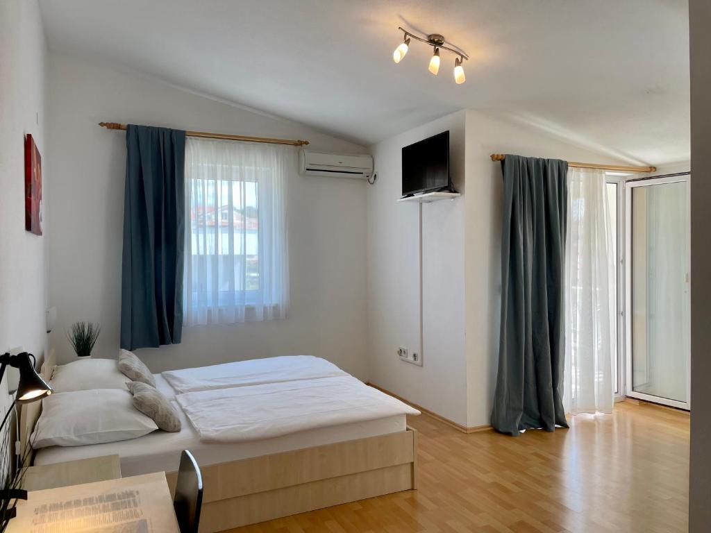Rooms and Apartments Ana photo 2