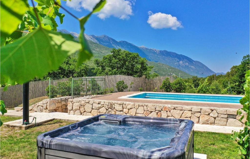 Amazing Home In Zagvozd With Jacuzzi photo 2
