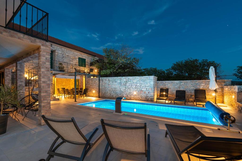 Stone villa Didovi Snovi with heated pool — photo 1