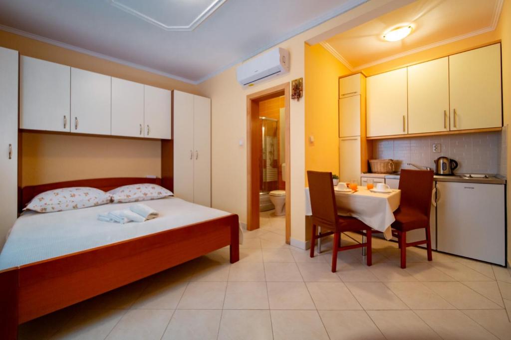 Studio apartment in Lopar with air conditioning photo 2