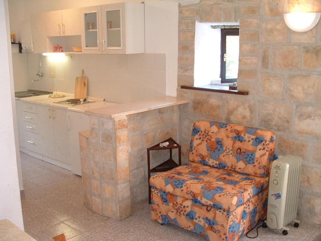 Apartments with a parking space Vis - 8933 photo 3