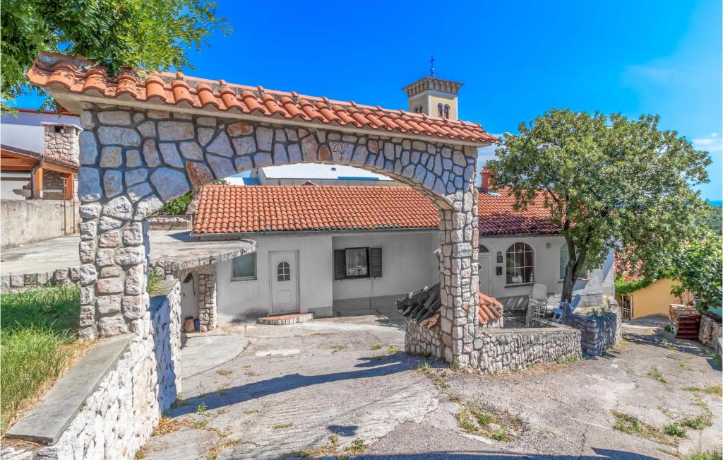 Three-Bedroom Holiday Home In Praputnjak — photo 1