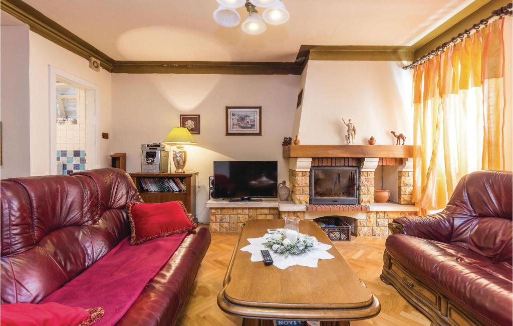 Three-Bedroom Holiday Home In Praputnjak photo 2