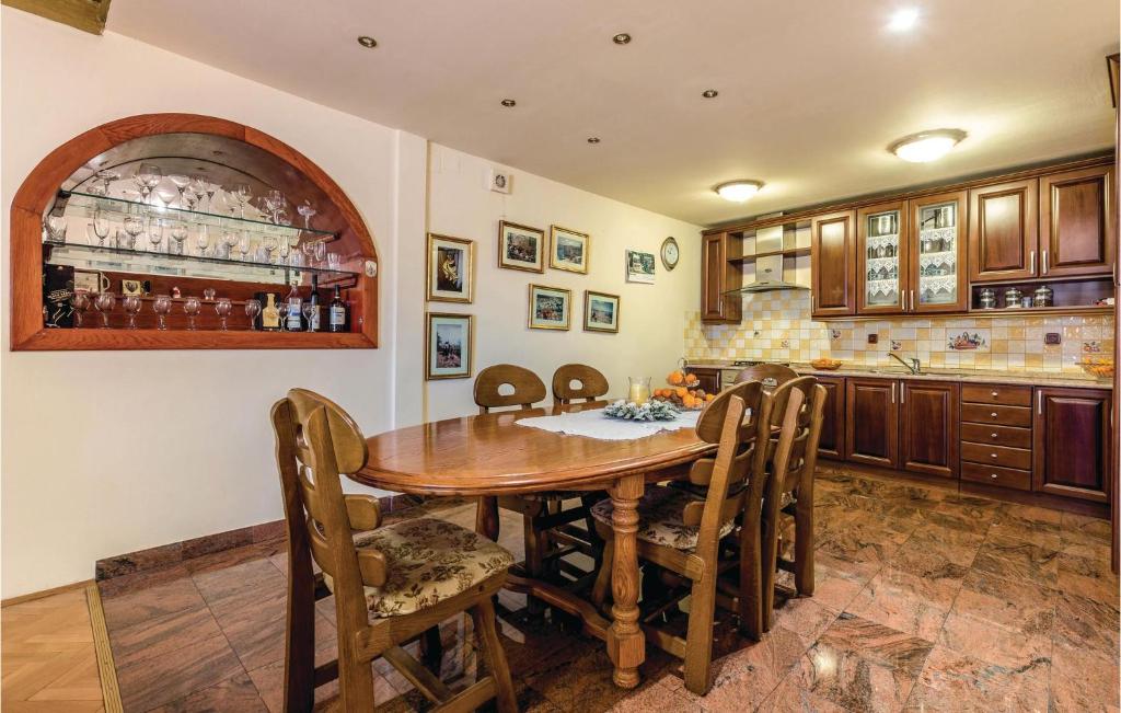 Three-Bedroom Holiday Home In Praputnjak photo 3