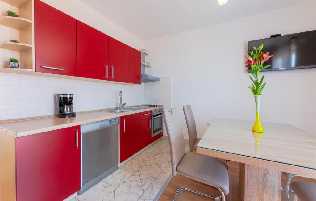 Two-Bedroom Apartment In Prigradica photo 3