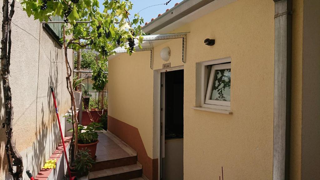 Apartments with a parking space Omis - 15330 — photo 1
