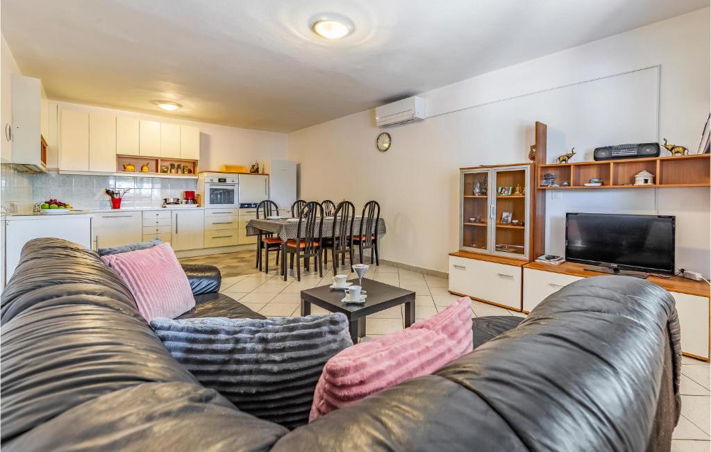 Gorgeous Apartment In Medulin photo 3