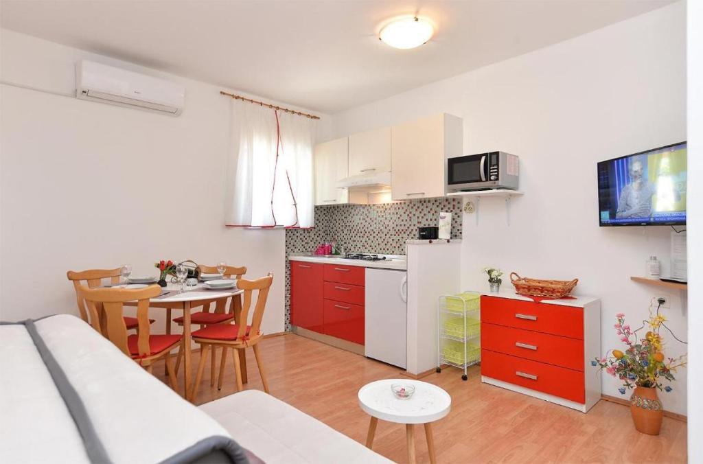 Spacious apartment with garden — photo 1