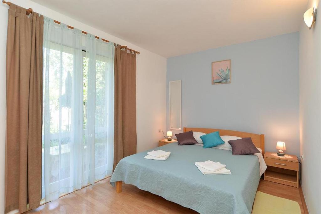 Spacious apartment with garden photo 2