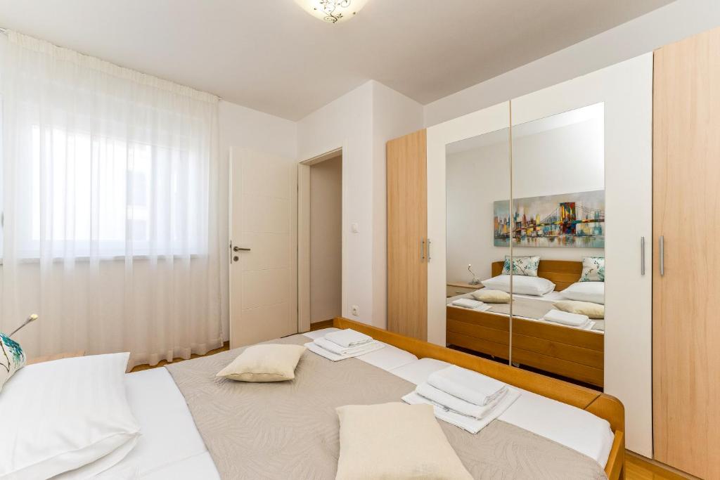 Summer Breeze Pool Apartments photo 2