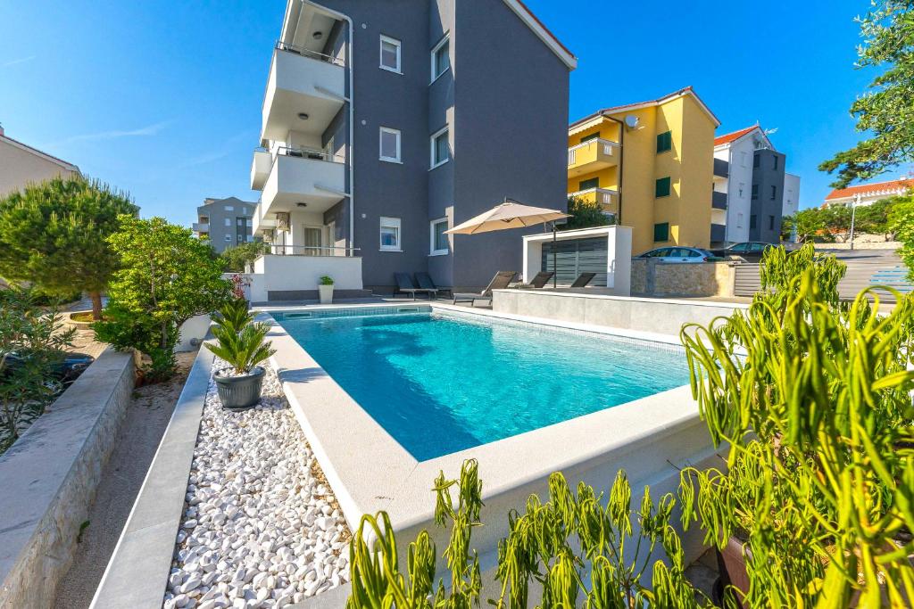 Summer Breeze Pool Apartments photo 3