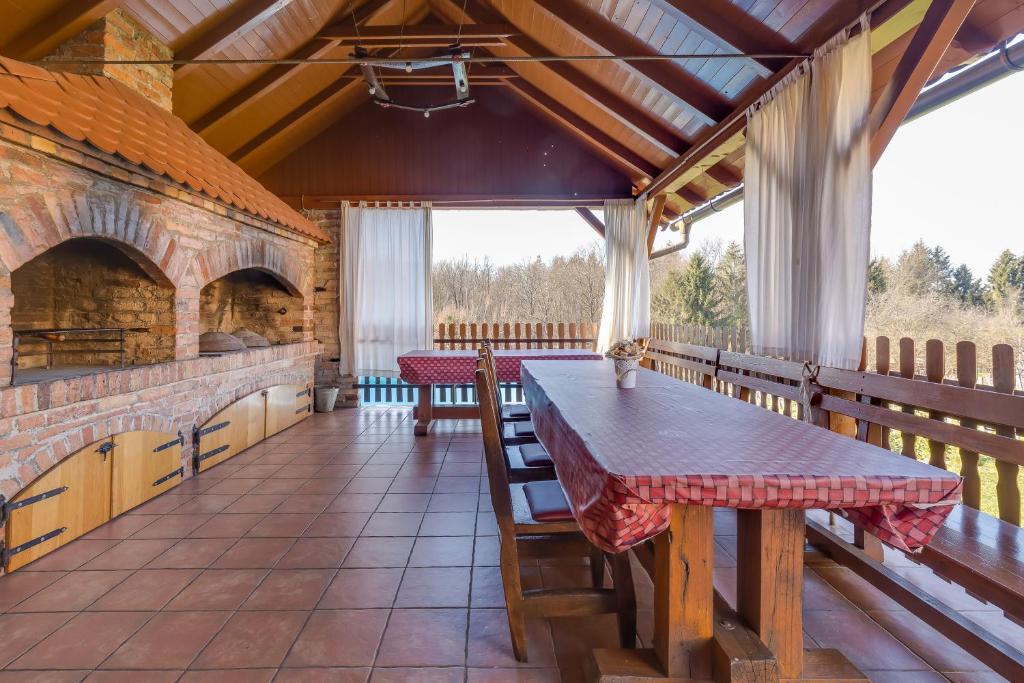Rustic Cottage With Heated Pool - Happy Rentals photo 2